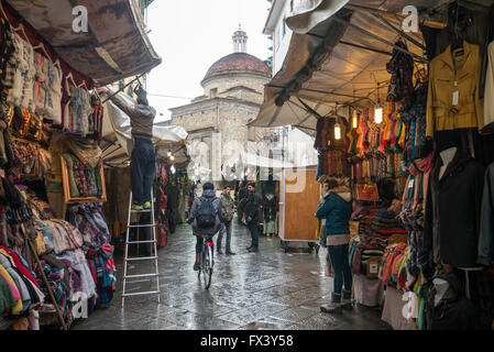 Mercato all'aperto in Piazza di San Lorenzo nel centro storico di Firenze, Toscana, Italia Foto Stock