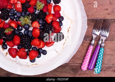 Pavlova cake con fragole, mora e mirtillo Foto Stock