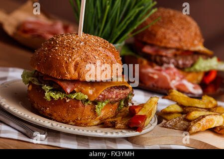 Cena con hamburger e birra Foto Stock