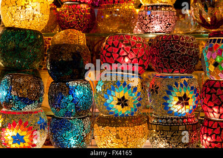 Tradizionale turca lanterne al bazaar Foto Stock