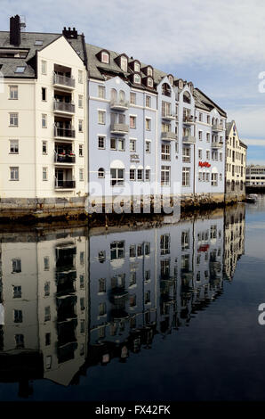 La riflessione di waterside edifici nel centro di Alesund. Foto Stock