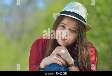 Bella ragazza ritratto nella foresta Foto Stock
