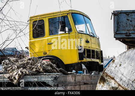 Giallo danneggiati, arrugginiti sul carrello il dump, sfondo Foto Stock