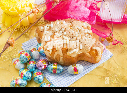 Torta di Pasqua chiamato colomba Foto Stock