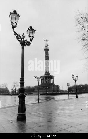 Archivio di immagini la Siegessäule, la Colonna della Vittoria, da Heinrich Strack, 1873, Großer Stern, Berlino, Germania, nel marzo 1994 Foto Stock