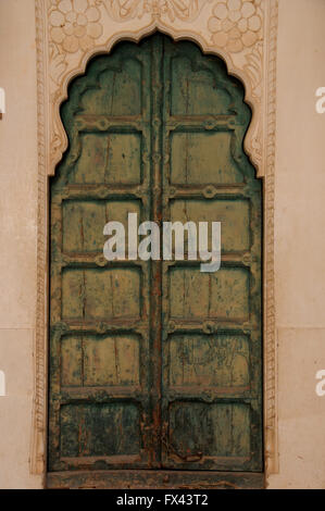 Un intagliata in legno porta al Meherangarh Fort nel nord della città indiana di Jodhpur la città blu. Foto Stock