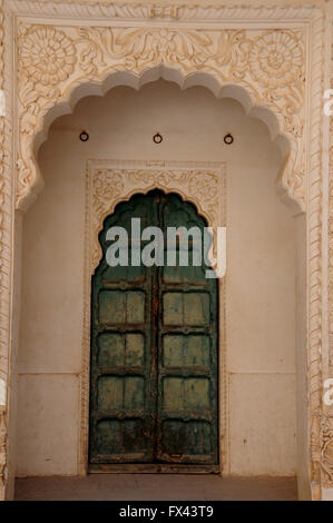 Un intagliata in legno porta al Meherangarh Fort nel nord della città indiana di Jodhpur la città blu. Foto Stock