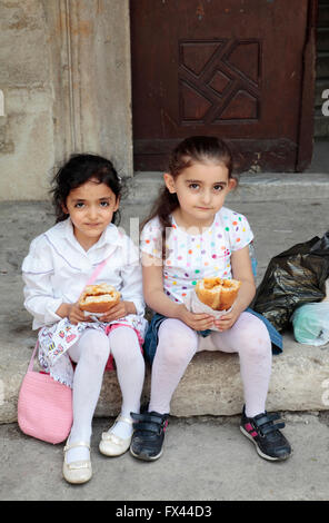 Due giovani bambini turchi di mangiare, Istanbul Foto Stock