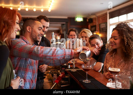 L'uomo imparando a mescolare Cocktail alla lezione in bar Foto Stock