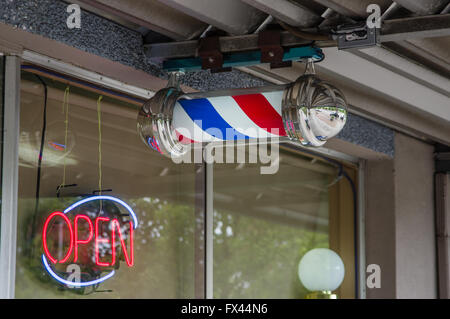 Barbiere polo, un segno illuminato utilizzato da Barbieri per identificare i loro negozi. Gresham, Oregon Foto Stock