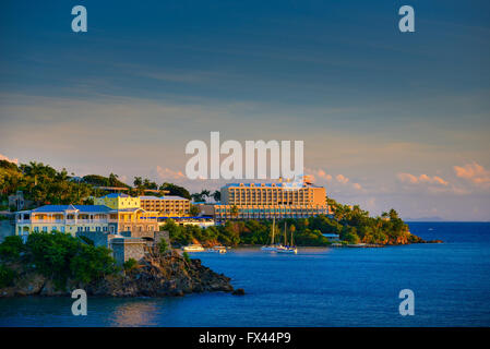 Tramonto a San Tommaso da Carnival Cruise Line nave al Marriott Beach Resort Foto Stock
