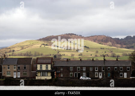 Vista della strada Nantgarw verso Glynrhymney fattoria dal Castello di Caerphilly. Caerphilly, Wales, Regno Unito Foto Stock