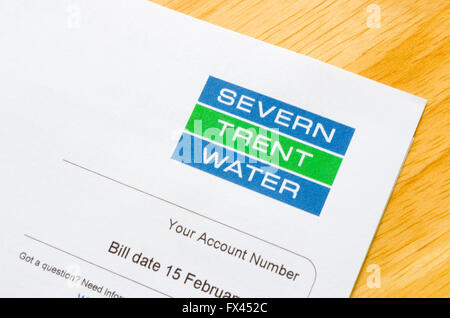 Severn Trent acqua Carta intestata su un sfondo di legno Foto Stock