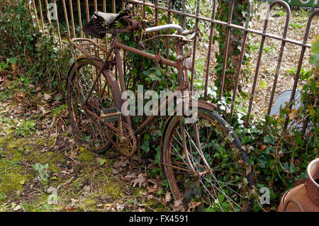 Vecchio arrugginito Raleigh bike, Museo di Storia Nazionale, St Fagans, Cardiff, Galles, Regno Unito. Foto Stock