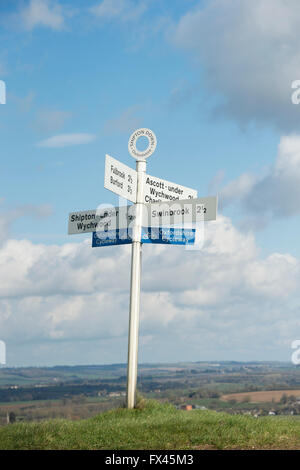 Shipton giù segnaletica direzionale in Oxfordshire campagna. Cotswolds, Inghilterra Foto Stock