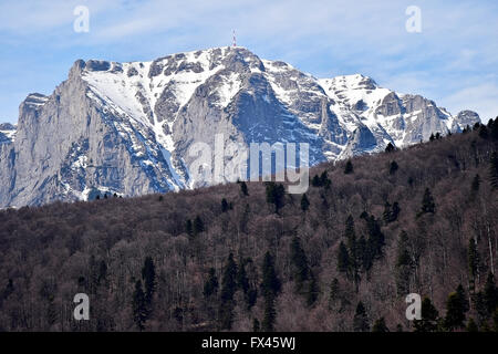 Montagne di Bucegi in inverno con gli eroi Monumento a croce sulla sommità del picco di Caraiman. La Croce è dedicato per il rumeno di eroi Foto Stock