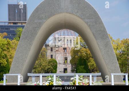 L'Hiroshima Peace Memorial Park incluso il Cenotafio, la fiamma eterna e resti dell'ex Prefectural Promozione Industriale Hall per la commemorazione del 1945 bombardamento atomico della città, 11 aprile 2016 a Hiroshima, Giappone. Il memorial è il sito della prima bomba atomica era sceso a fine la campagna del Pacifico della Seconda Guerra Mondiale che ha provocato la resa Giapponese. Foto Stock