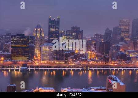 La Pittsburgh city center di notte Foto Stock