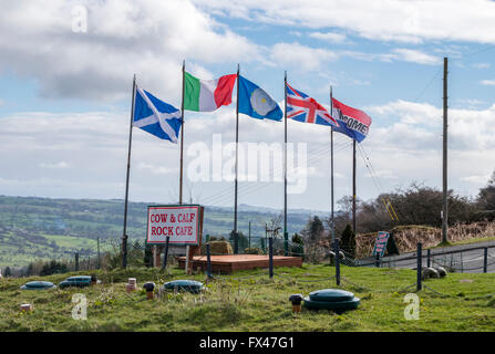 Bandiere di paesi vicino all'ingresso della mucca e vitello Rock Cafe e parcheggio auto, Ilkley Moor, West Yorkshire, Regno Unito. Foto Stock