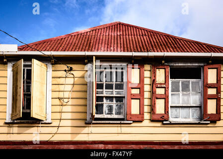 Finestre con persiane, St. John's, Antigua Foto Stock