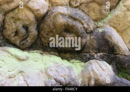 Altare di pietra scolpita nella pietra arenaria - dettaglio delle teste di putti Foto Stock