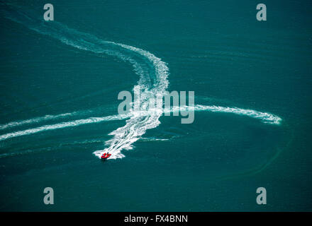 Vista aerea, motoscafi veloci fuori della costa mediterranea a Saintes-Maries-de-la-Mer, Camargue, Saintes-Maries-de-la-Mer, Francia Foto Stock