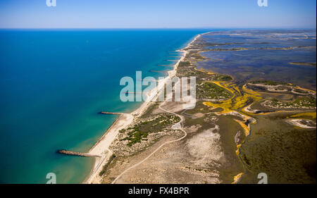 Vista aerea, costa mediterranea a ovest di Saintes-Maries-de-la-Mer, le paludi dell'Etang de Melegal, Camargue, Le Grau Foto Stock