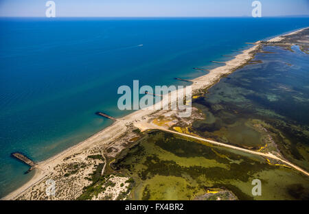 Vista aerea, costa mediterranea a ovest di Saintes-Maries-de-la-Mer, le paludi dell'Etang de Melegal, Camargue, Foto Stock