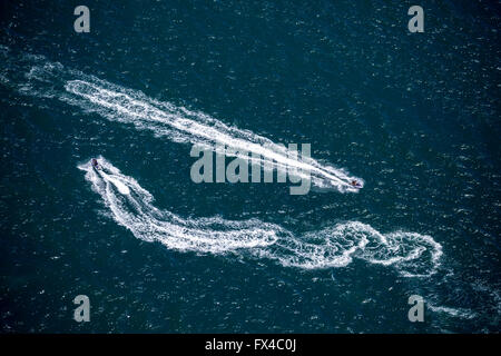 Vista aerea, motoscafi veloci al largo della costa di Montpellier, il Mediterraneo, le imbarcazioni da diporto, La Grande-Motte, Francia Foto Stock