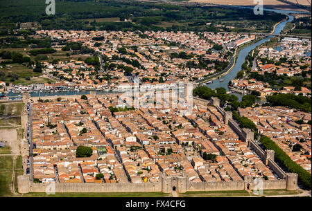 Vista aerea, città medievale con una forma rettangolare città murata, Francia meridionale, Midi, Aigues-Mortes, Francia, Languedoc-Roussillon, Foto Stock