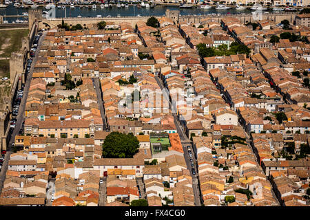 Vista aerea, città medievale con una forma rettangolare città murata, Francia meridionale, Midi, Aigues-Mortes, Francia, Languedoc-Roussillon, Foto Stock