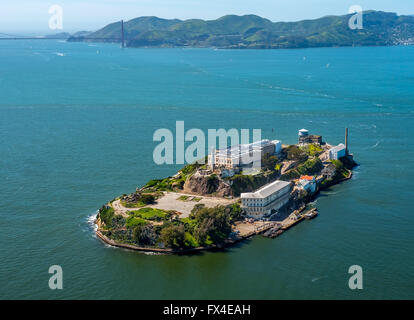 Vista aerea, da Alcatraz e dal Ponte Golden Gate in background, Alcatraz Islanda con il faro in controluce, San Francisco, Foto Stock