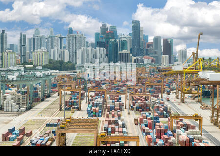 Panoramica cima vista sul porto di Singapore con Singapore sullo sfondo della città Foto Stock