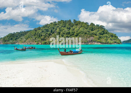 Estate, Viaggi, vacanze e concetto di vacanza - Longtale barche alla bellissima spiaggia, Thailandia Foto Stock