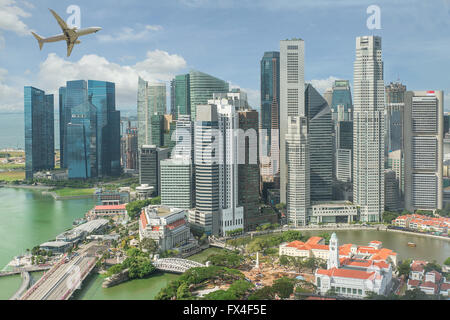 Volo aereo su Singapore business district in mattinata Foto Stock