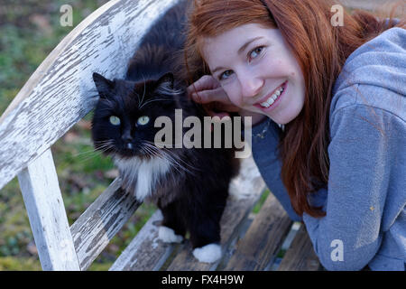 Ragazza con gatto nero, Alta Baviera, Baviera, Germania Foto Stock