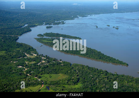 Vista aerea, villaggio di pescatori Pimental a Rio Tapajos nella foresta amazzonica, pianificata dam e inondazioni da energia idroelettrica Foto Stock