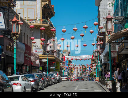 Scena di strada, Grant Avenue, Chinatown di San Francisco, California, Stati Uniti d'America Foto Stock