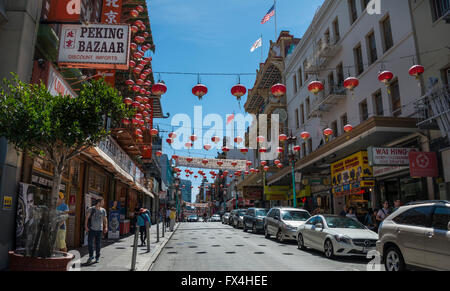 Scena di strada, Grant Avenue, Chinatown di San Francisco, California, Stati Uniti d'America Foto Stock