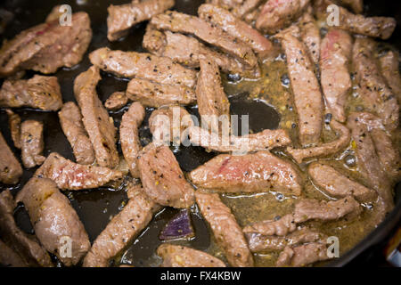 Elk o carne di cervo cervo è fritto in padella sul fornello per alcuni fajita. Foto Stock