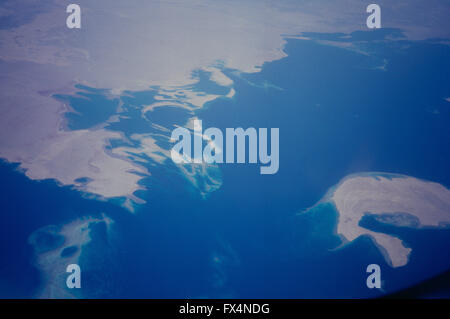 Una veduta aerea dello Stretto di Tiran, Mar Rosso, dotate di Isola di Sanafir (in basso a destra; Arabia dal centro sinistra in alto), stretching tra Egitto sud della penisola del Sinai e il Ras Sheikh penisola Humayd NW di Arabia Saudita e conduce in stretto golfo di Aqaba. Questo è il punto in cui l'Egitto e Arabia Saudita hanno nel 2016 concordato nel database principale di costruire un ponte di terra tra i due paesi, in base a quanto riferito con il finanziamento saudita, che permetterebbe di utilizzare sull'Isola di Tiran come un trampolino di lancio per il ponte per collegare i due paesi. Foto Stock