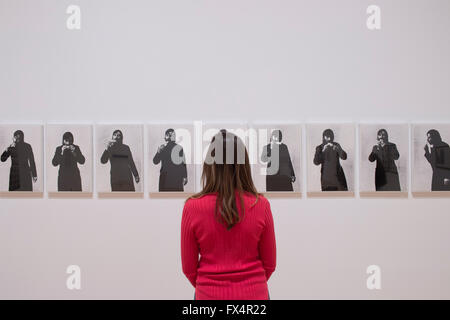 Tate Britain, Londra, Regno Unito. 11 Aprile, 2016. Keith Arnatt 1930-2008. Arte come un atto di ritrazione 1971. Arte concettuale in Gran Bretagna 1964-1979 mostra photocall. Credito: artsimages/Alamy Live News Foto Stock