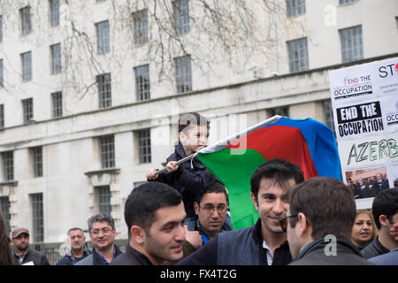 Londra, Regno Unito. 10 Aprile, 2016. Popolo azero che vivono nel Regno Unito fase una riunione di protesta organizzata dal parlamento dell'Azerbaigian società contro l'aggressione armena a partire da Trafalgar Square e termina al 10 di Downing Street. Foto Stock