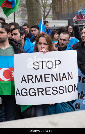 Londra, Regno Unito. 10 Aprile, 2016. Popolo azero che vivono nel Regno Unito fase una riunione di protesta organizzata dal parlamento dell'Azerbaigian società contro l'aggressione armena a partire da Trafalgar Square e termina al 10 di Downing Street. Credito: lovethephoto/Alamy Live News Foto Stock