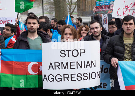 Londra, Regno Unito. 10 Aprile, 2016. Popolo azero che vivono nel Regno Unito fase una riunione di protesta organizzata dal parlamento dell'Azerbaigian società contro l'aggressione armena a partire da Trafalgar Square e termina al 10 di Downing Street. Credito: lovethephoto/Alamy Live News Foto Stock