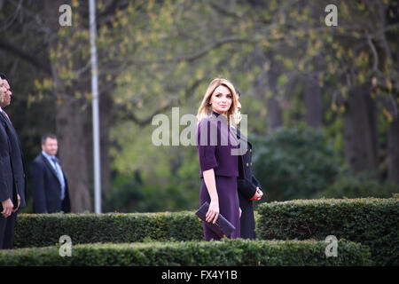 Berlino, Germania, 11 Aprile 2016: messicana prima signora Angelica Rivera de Peña incontra il Presidente Joschim Gauck durante la visita ufficiale in Germania. Presidente Enrique Peña Nieto e sua moglie Angelica Rivera de Peña ricevere onorando militare a Presidential Bellevue Palace. Credito: Jake Ratz/Alamy Live News Foto Stock