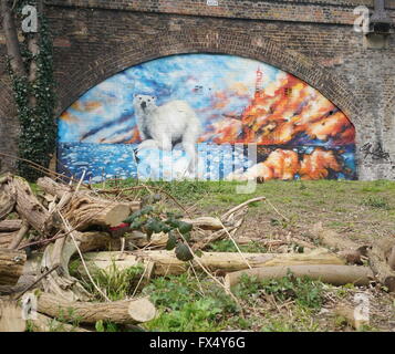 Londra, Regno Unito. 11 Aprile, 2016. " In via di estinzione 13' Progetto, gli artisti di strada dipinto 'Orso Polare' sensibilizzazione degli animali in pericolo di estinzione a Ackroyd al numero unità, Sponsor da Tower Hamlets consiglio a Londra. Credito: Vedere Li/Alamy Live News Foto Stock