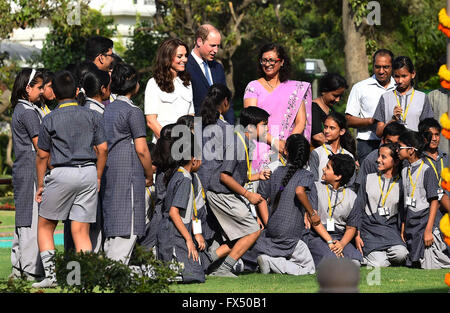 New Delhi, India. 30 gen 1948. La Gran Bretagna è il principe William e sua moglie Kate Middleton (C, posteriore) interagiscono con i bambini a Gandhi Smriti a Nuova Delhi, India, 11 aprile 2016. La coppia reale pagato una visita dal lunedì al sacro luogo in cui Mahatma Gandhi, noto come il padre di India, trascorse gli ultimi 144 giorni della sua vita e che è stato ucciso il 30 gennaio 1948. Credito: Stringer/Xinhua/Alamy Live News Foto Stock