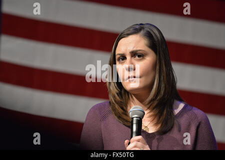 Port Washington, New York, Stati Uniti d'America. Xi Apr, 2016. ERICA LAFFERTY SMEGIELSKI, che ha perso la sua madre Alba Lafferty Hochsprungand, il principale di Sandy Hook Scuola Elementare di Newtown, CT, ha espressione seria come lei condivide la sua storia personale di perdita di una persona cara a causa della violenza pistola, durante una discussione con Hillary Clinton e altri attivisti sulla pistola di prevenzione della violenza. HILLARY CLINTON, il leader presidenziale democratica candidato primario, chiamato per pistola più severe normative di controllo. Clinton ha avuto diversi Long Island eventi in programma in questo giorno e il New York primaria presidenziale Foto Stock