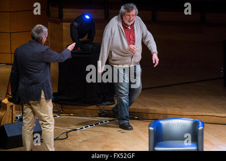 Milano Italia. 11 aprile 2016. Il cantante italiano-cantautore scrittore e attore Francesco Guccini incontra appassionati al Teatro Dal Verme durante la mostra 'incontro con Francesco Guccini' Credit: Rodolfo Sassano/Alamy Live News Foto Stock